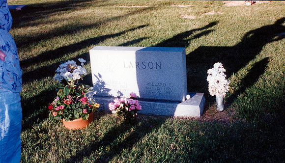 LARSON FAMILY GRAVE 5 2000