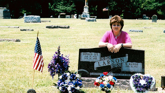 DON LARSON GRAVE 2 2001