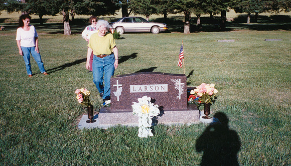 DON LARSON GRAVE 10 2000
