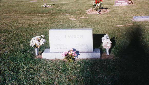 BEA AND WILLARD GRAVE 2 2000